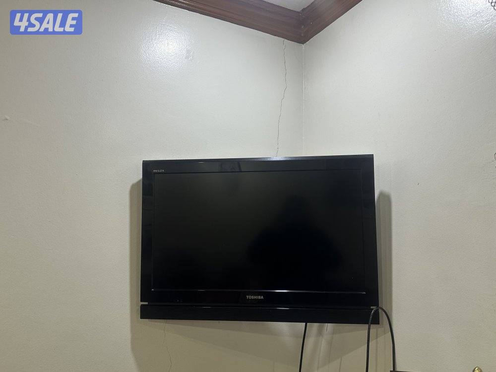 Toshiba 32″ LCD TV with Wall Mount + Remote — Good Condition1