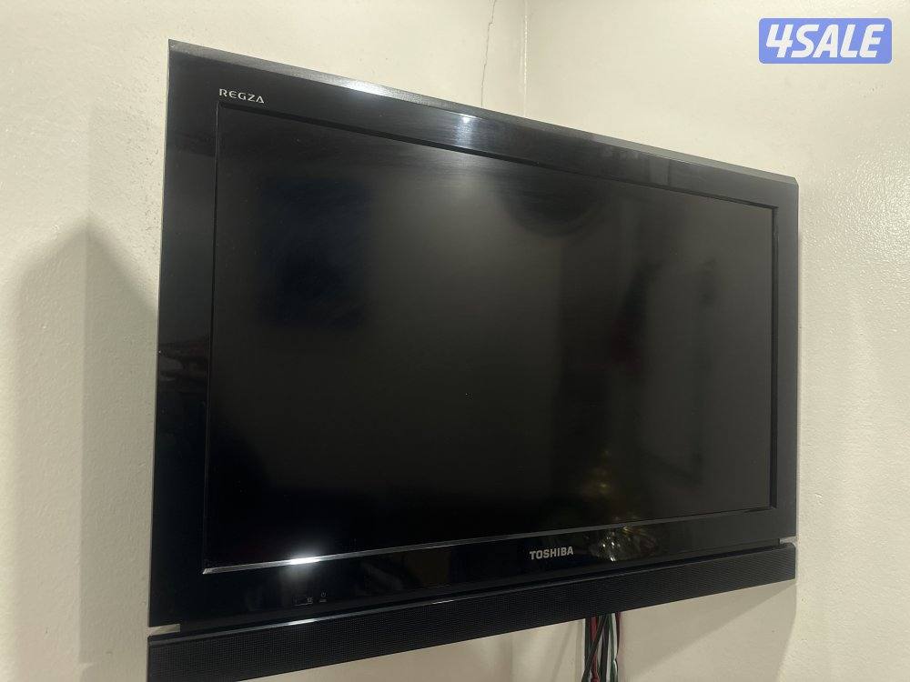 Toshiba 32″ LCD TV with Wall Mount + Remote — Good Condition2