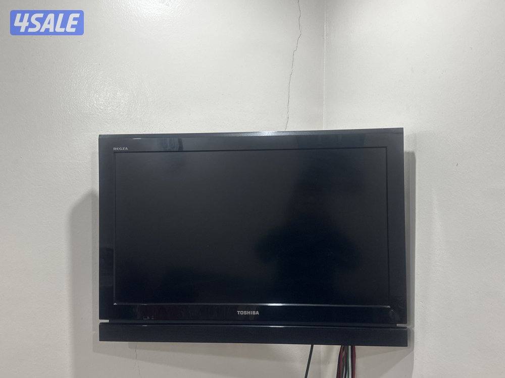 Toshiba 32″ LCD TV with Wall Mount + Remote — Good Condition3