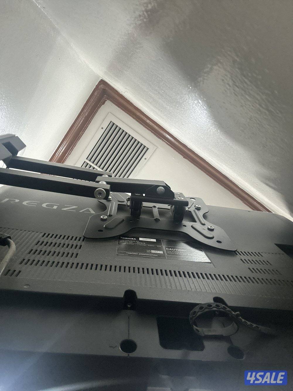 Toshiba 32″ LCD TV with Wall Mount + Remote — Good Condition4