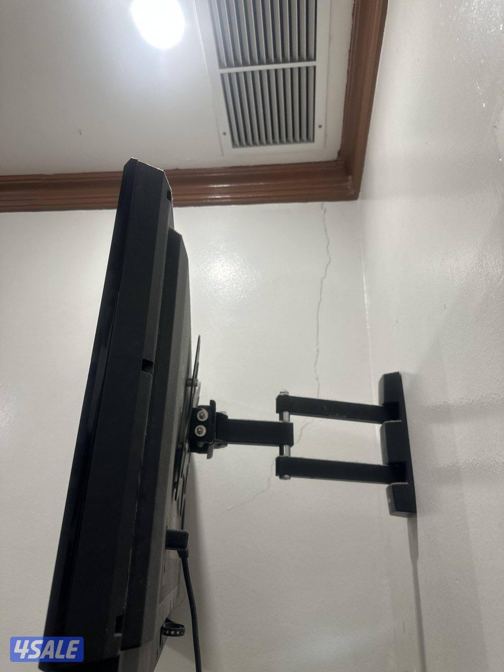 Toshiba 32″ LCD TV with Wall Mount + Remote — Good Condition5