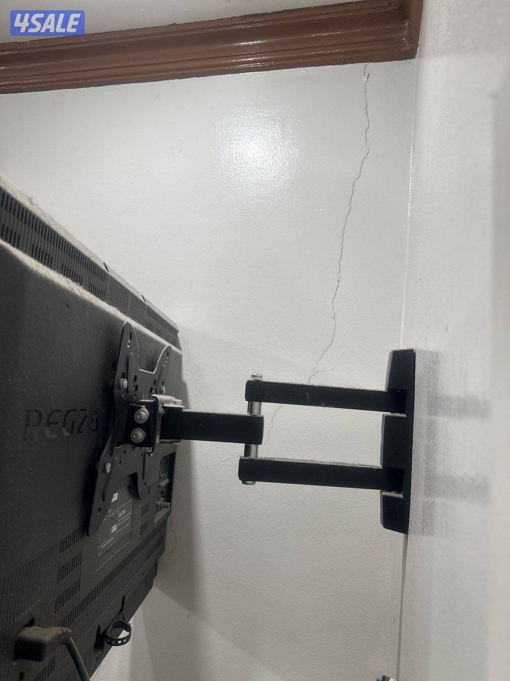 Toshiba 32″ LCD TV with Wall Mount + Remote — Good Condition6