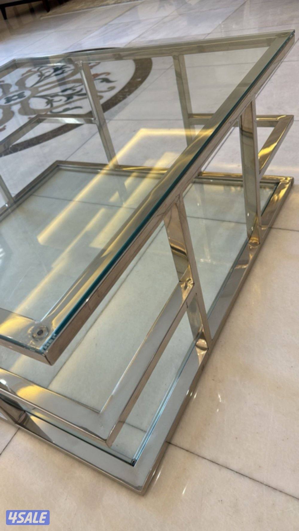 طاوله عدد 2 من the one  كالجديدة قياس 90 في 90 ارتفاع 40 سعر الوحده 200