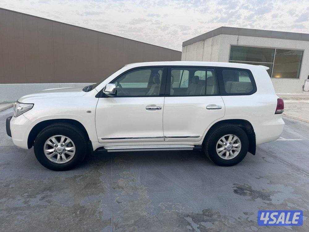 للبيع لاندكروزر GXR v8 وارد الوكالة الساير2