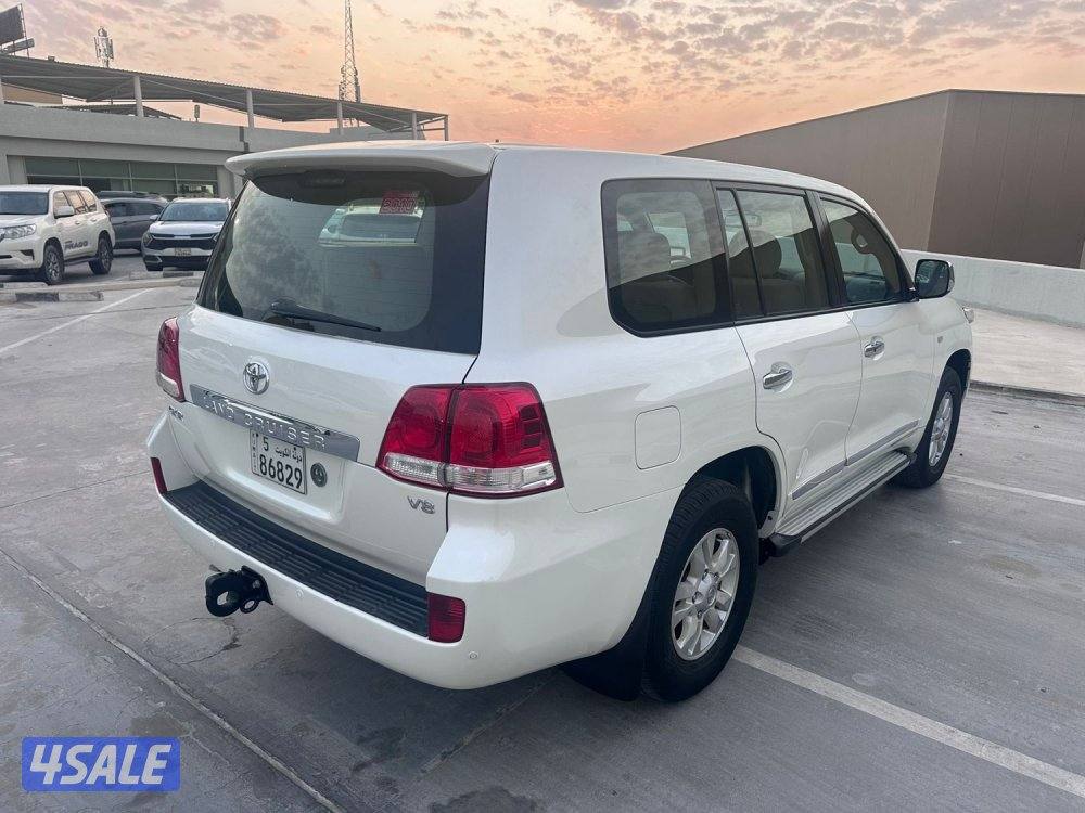 للبيع لاندكروزر GXR v8 وارد الوكالة الساير3