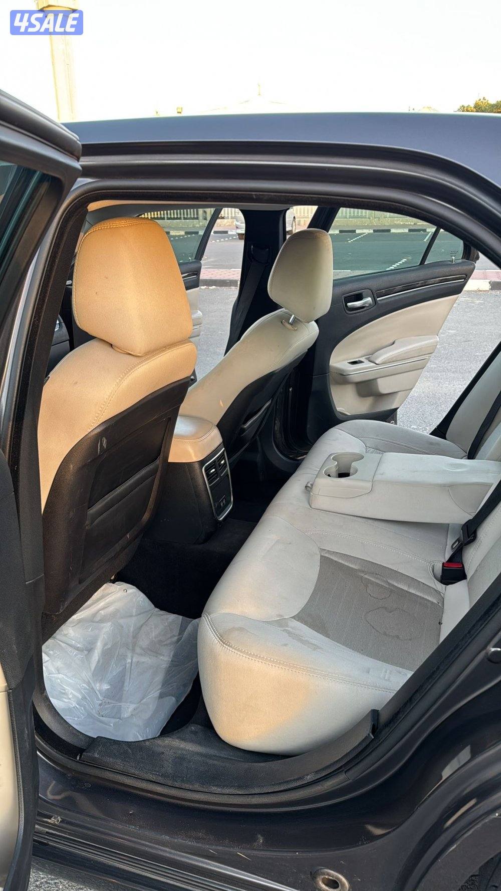 للبيع كرايسلر C300 صبغ الوكالة وشرط الفحص 8سلندر1