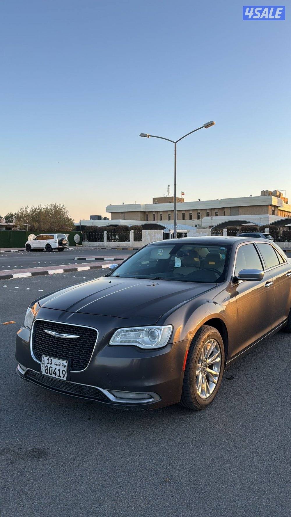 للبيع كرايسلر C300 صبغ الوكالة وشرط الفحص 8سلندر3