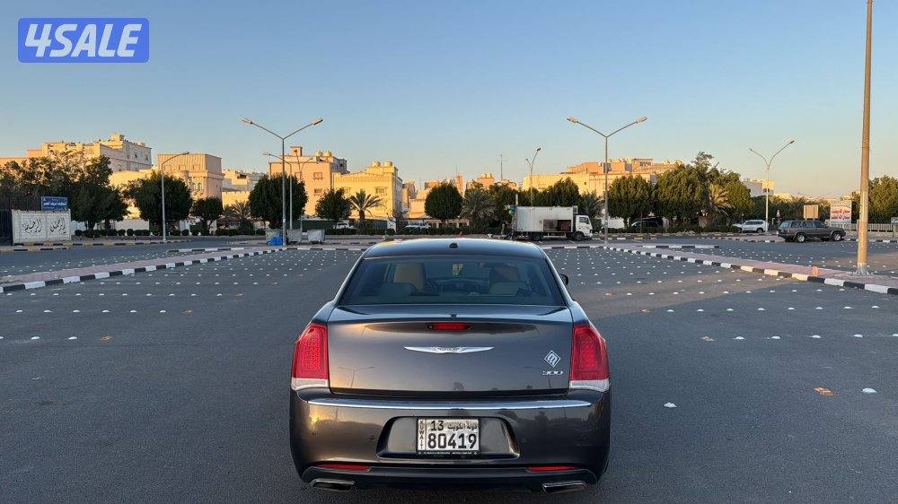 للبيع كرايسلر C300 صبغ الوكالة وشرط الفحص 8سلندر4