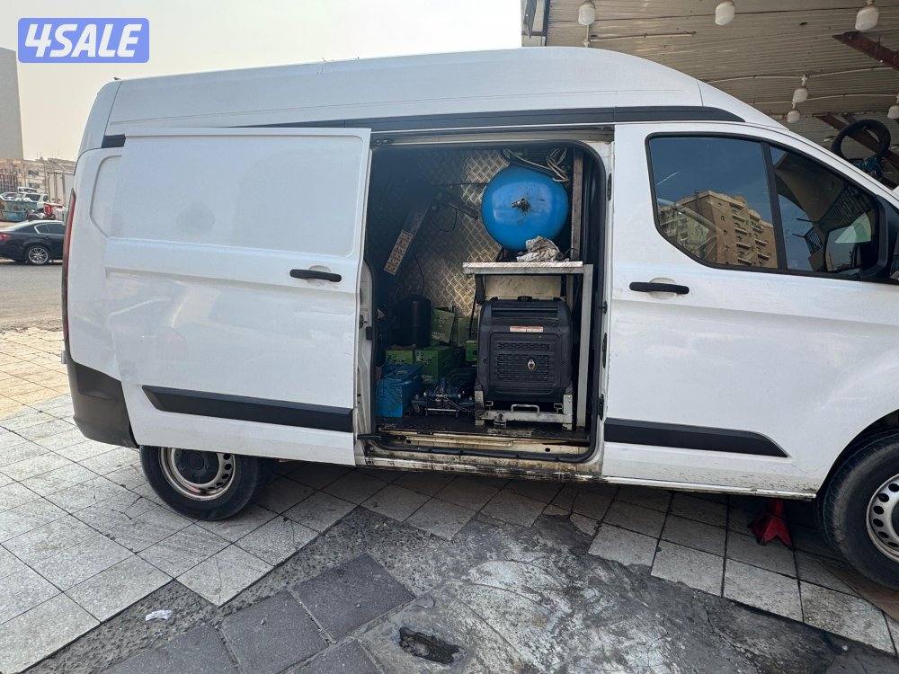 للبيع كراج وبنشر متنقل فورد ترانزيت موديل 20211