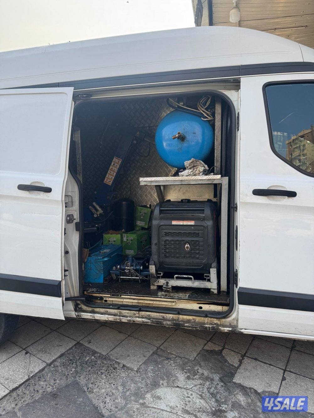 للبيع كراج وبنشر متنقل فورد ترانزيت موديل 20212