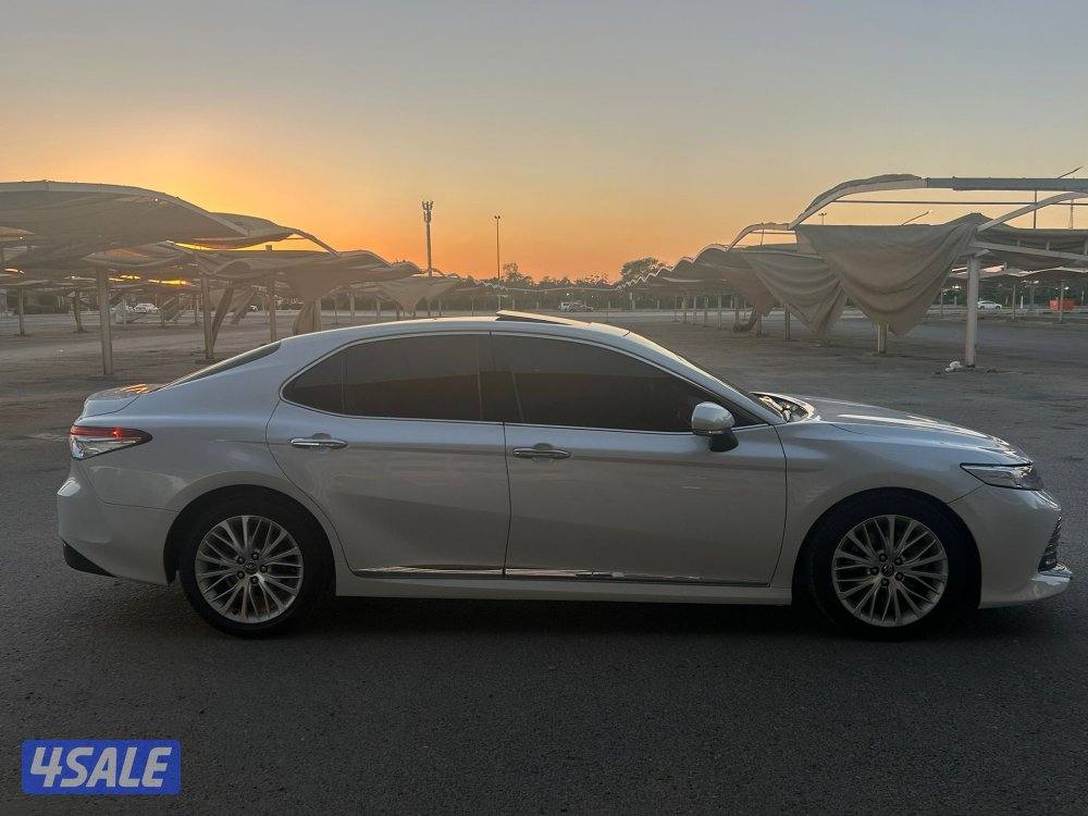 كامري لميتد - موديل 2019 - وارد الساير - عداد 106 سيرفس وكالة - 6سلندر6