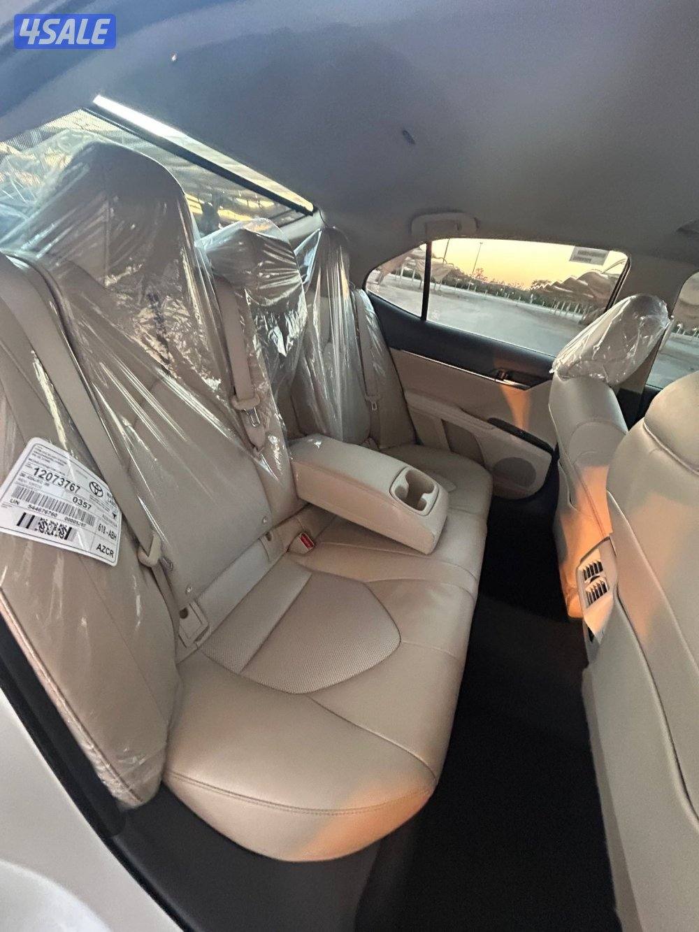 كامري لميتد - موديل 2019 - وارد الساير - عداد 106 سيرفس وكالة - 6سلندر9