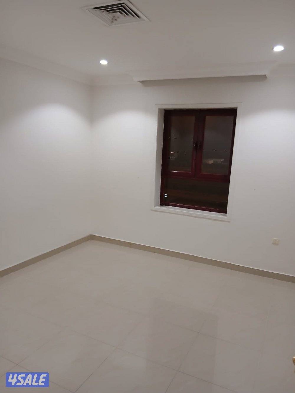 للإيجار شقة في فهد الاحمد ثلاث غرف وحده فيهم ماستر و حمامين ومطبخ1