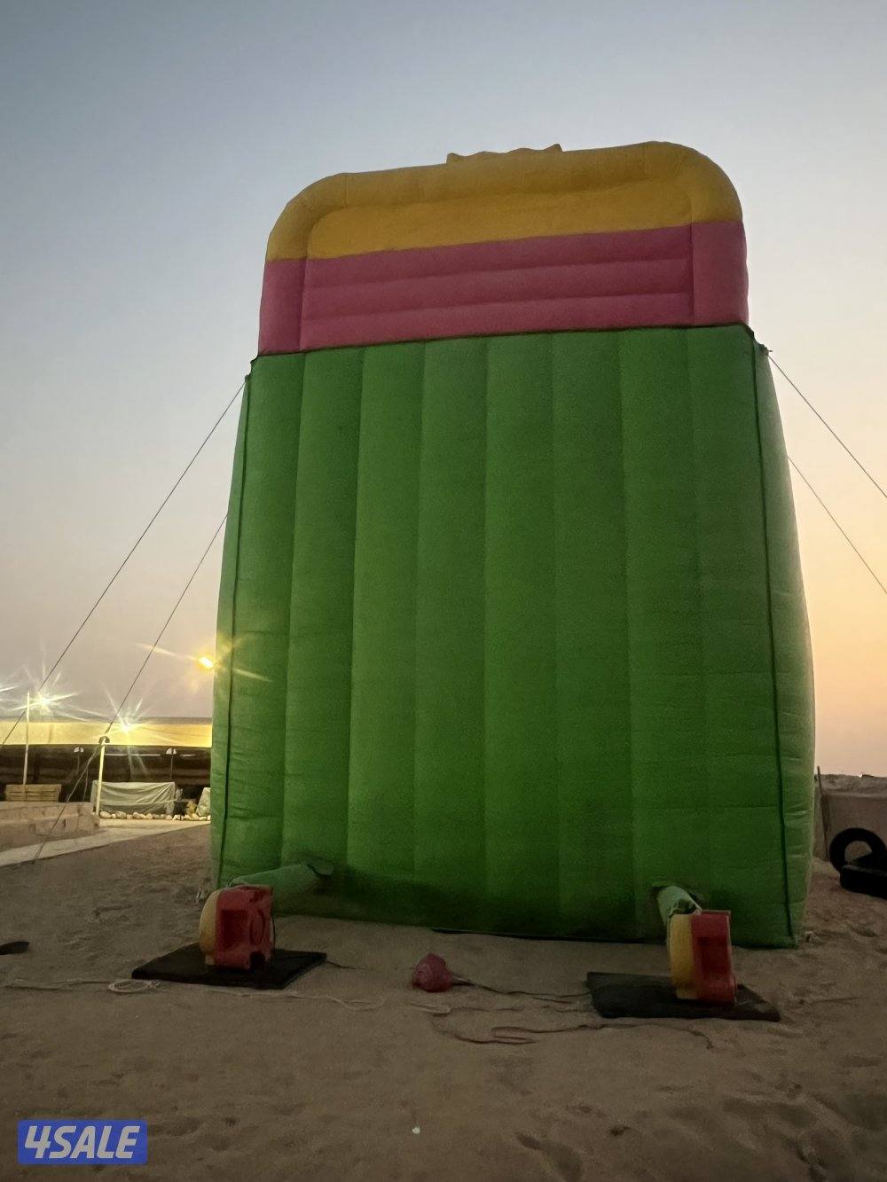 للبيع نطاطيه نظيفه ومعاها مكينتين  الطول 10 متر العرض 5 متر الارتفاع 72