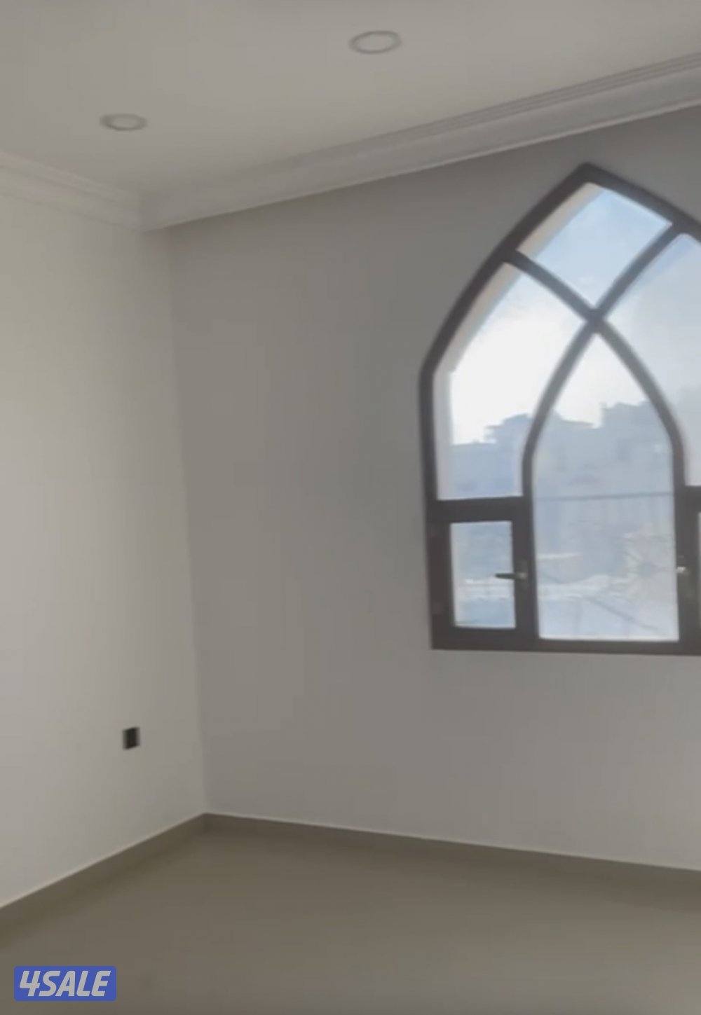 شقه بالزهراء  قطعه ٥ ثلاثه غرف  واحده ماستر وصاله وحمامين ومطبخ مجهز0