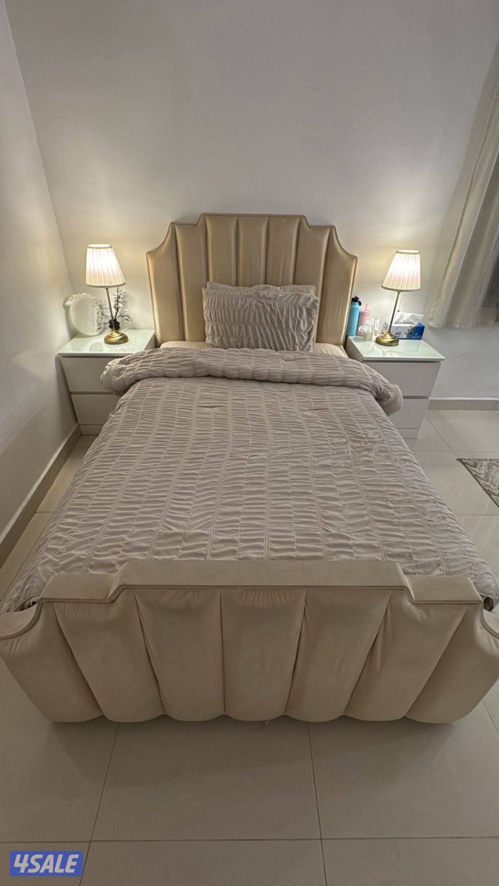 للبيع تسريحه و سرير نوم نفر ونص+فرشه طبيه القطع كلها نظيفه ك الجديد0