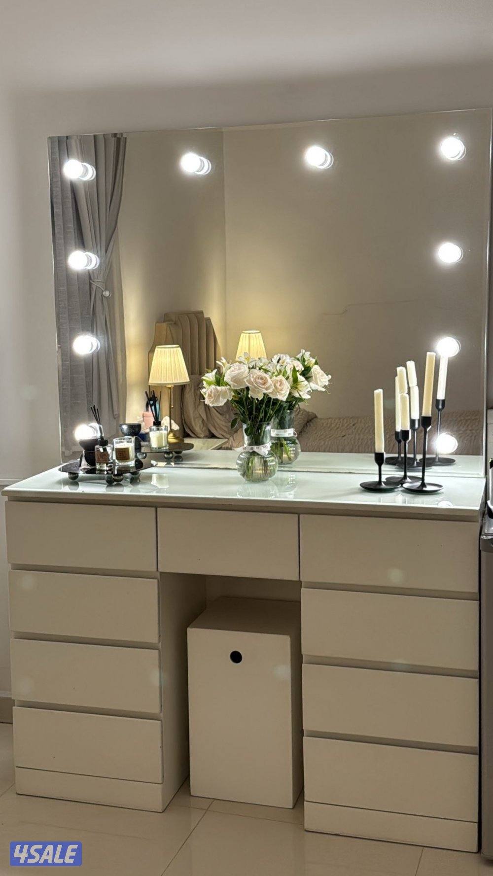 للبيع تسريحه و سرير نوم نفر ونص+فرشه طبيه القطع كلها نظيفه ك الجديد1