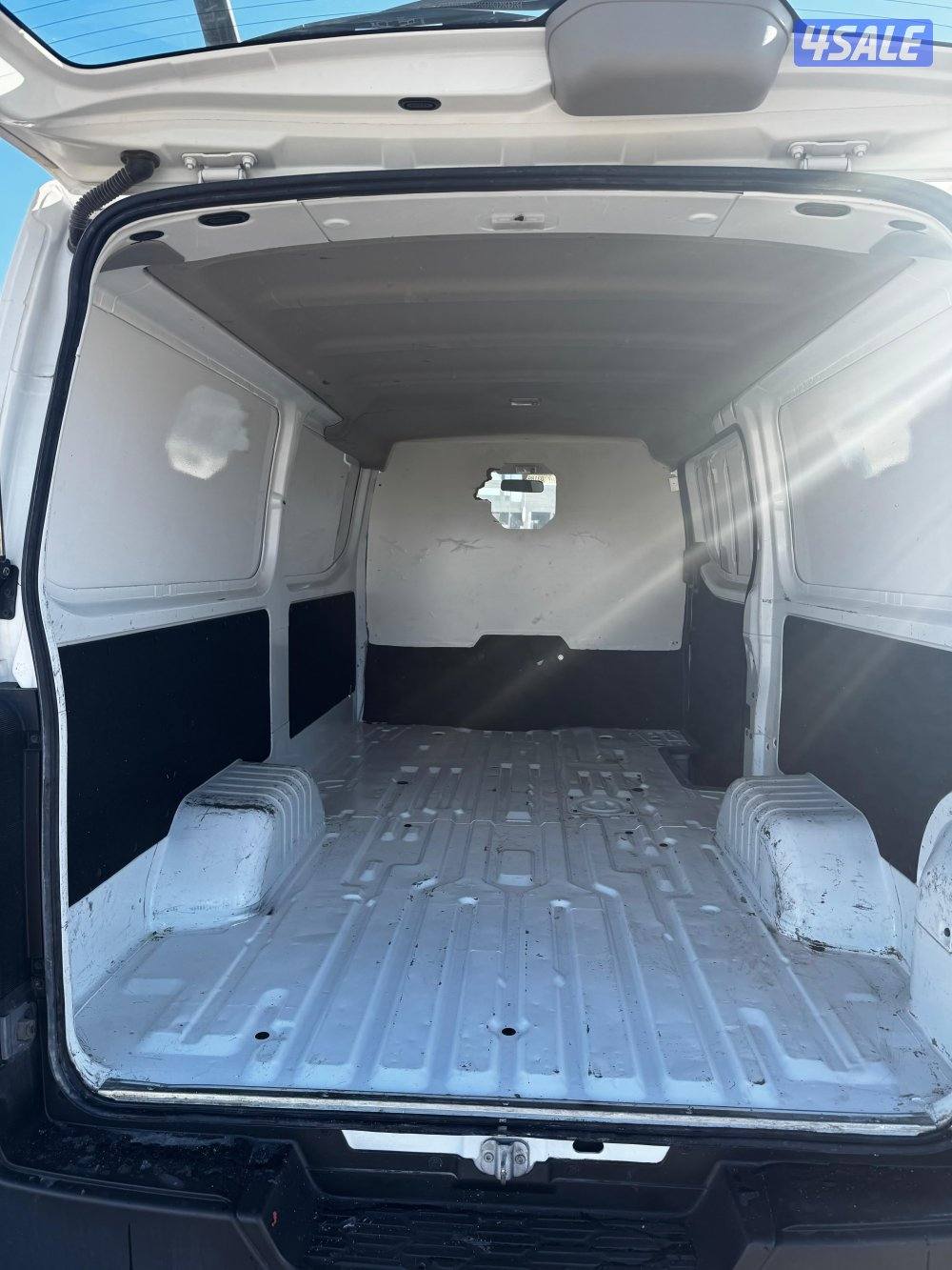 للبيع باص نيسان قير تماتيك عداد 40 موديل 20205