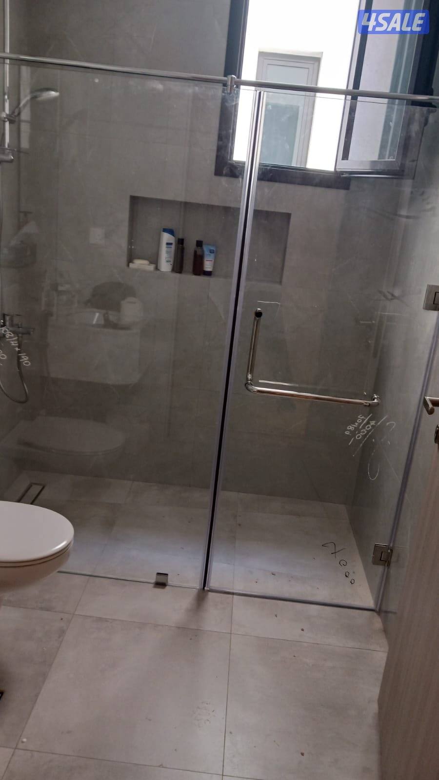 تركيب زجاج ومرايا جميع أنواع الزجاج والمرايا واجهات سكريت شاور حمام ف4