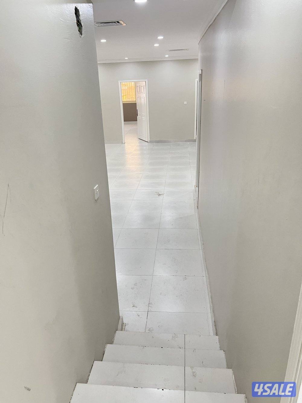 للايجار دور ثالث بالمنقف 5 غرف وشقه هديه 4 غرف وشقق الفحيحيل 5 غرف0