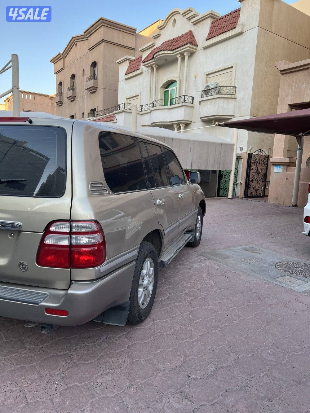 للبيع لاندكروز GXR م 2003 عداد 360 شرط الفحص مكينه وجير وشاصي لون ذهبي0