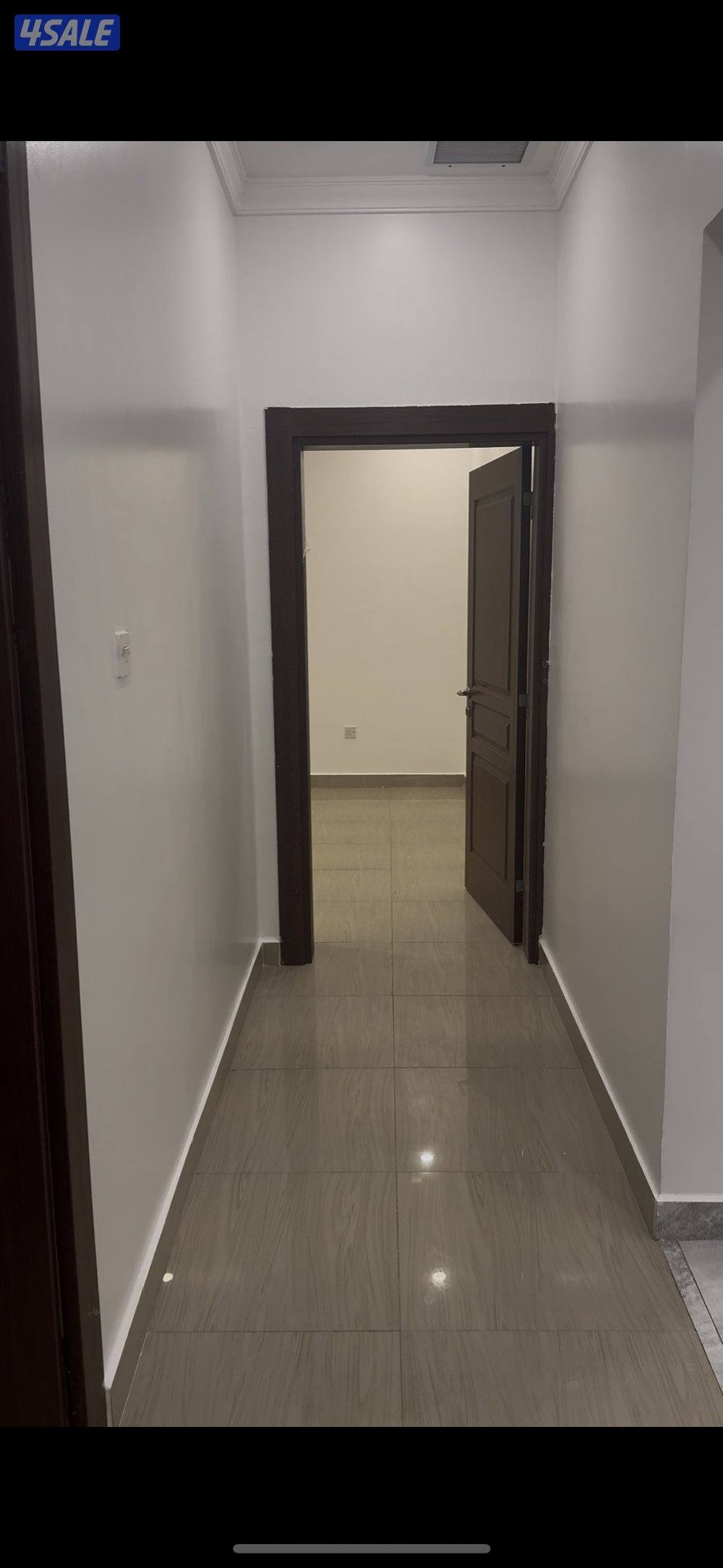 شقة للايجار دور ثاني مصعد ثلاث غرفة + غرفة صغيره حمانين منها واحد ماس1