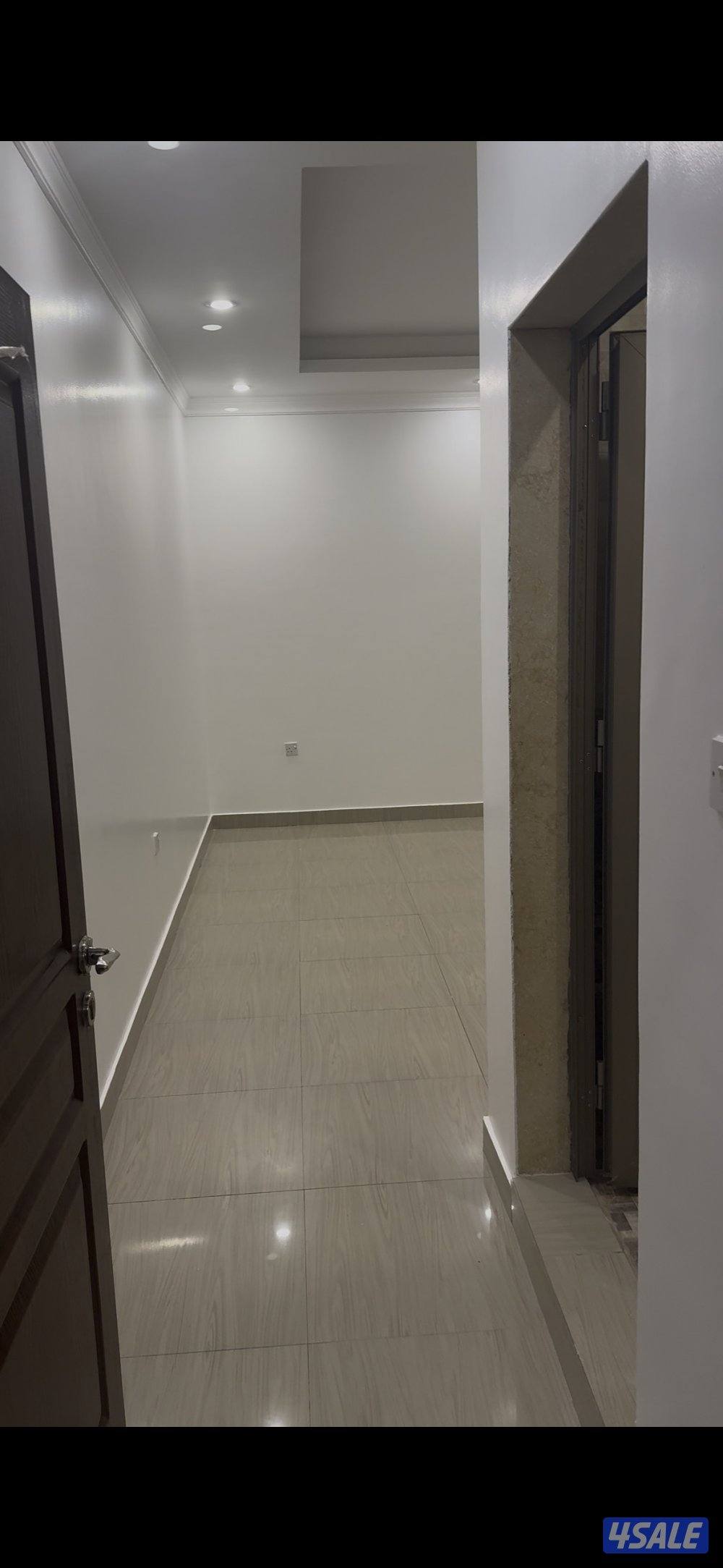 شقة للايجار دور ثاني مصعد ثلاث غرفة + غرفة صغيره حمانين منها واحد ماس3