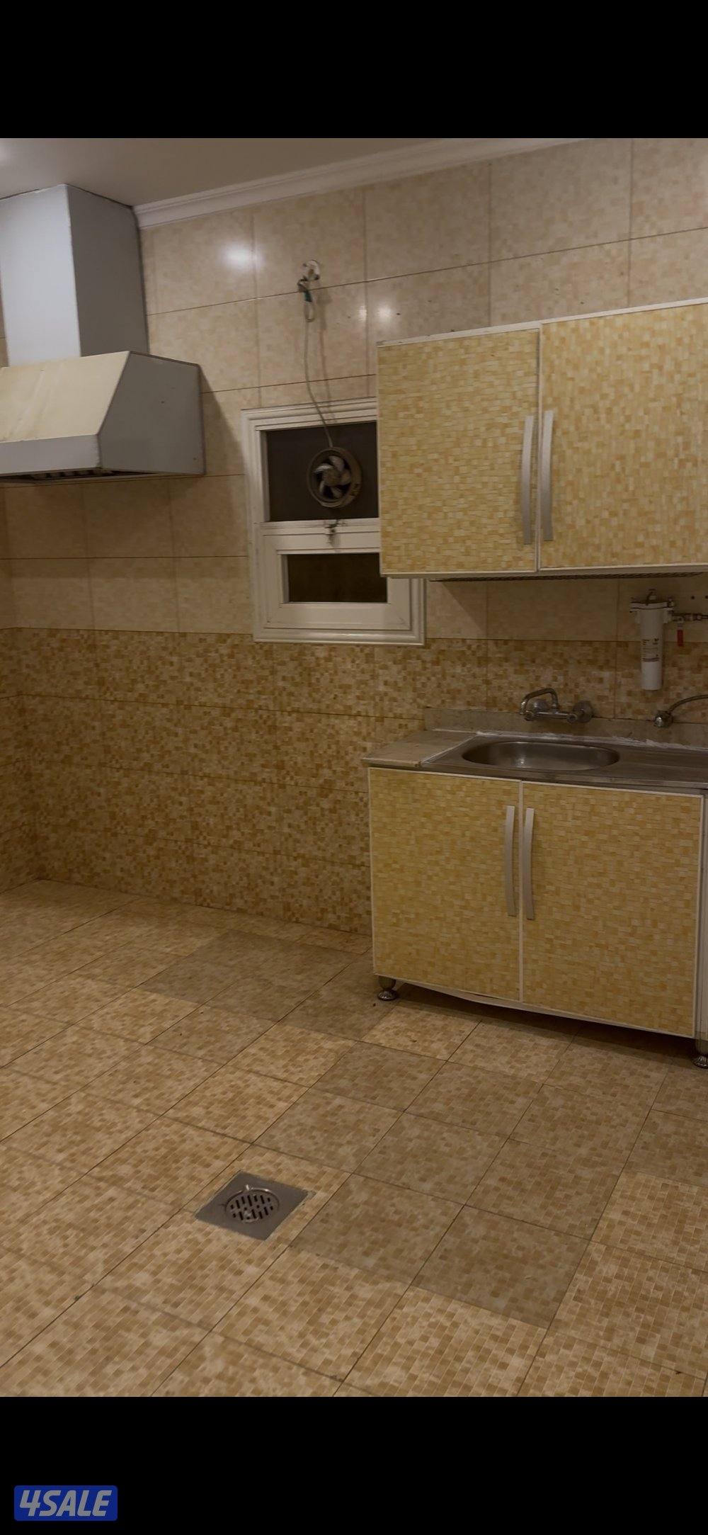 شقة للايجار دور ثاني مصعد ثلاث غرفة + غرفة صغيره حمانين منها واحد ماس5