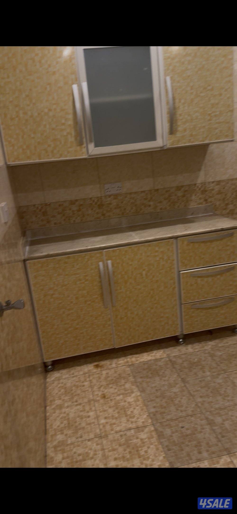 شقة للايجار دور ثاني مصعد ثلاث غرفة + غرفة صغيره حمانين منها واحد ماس6