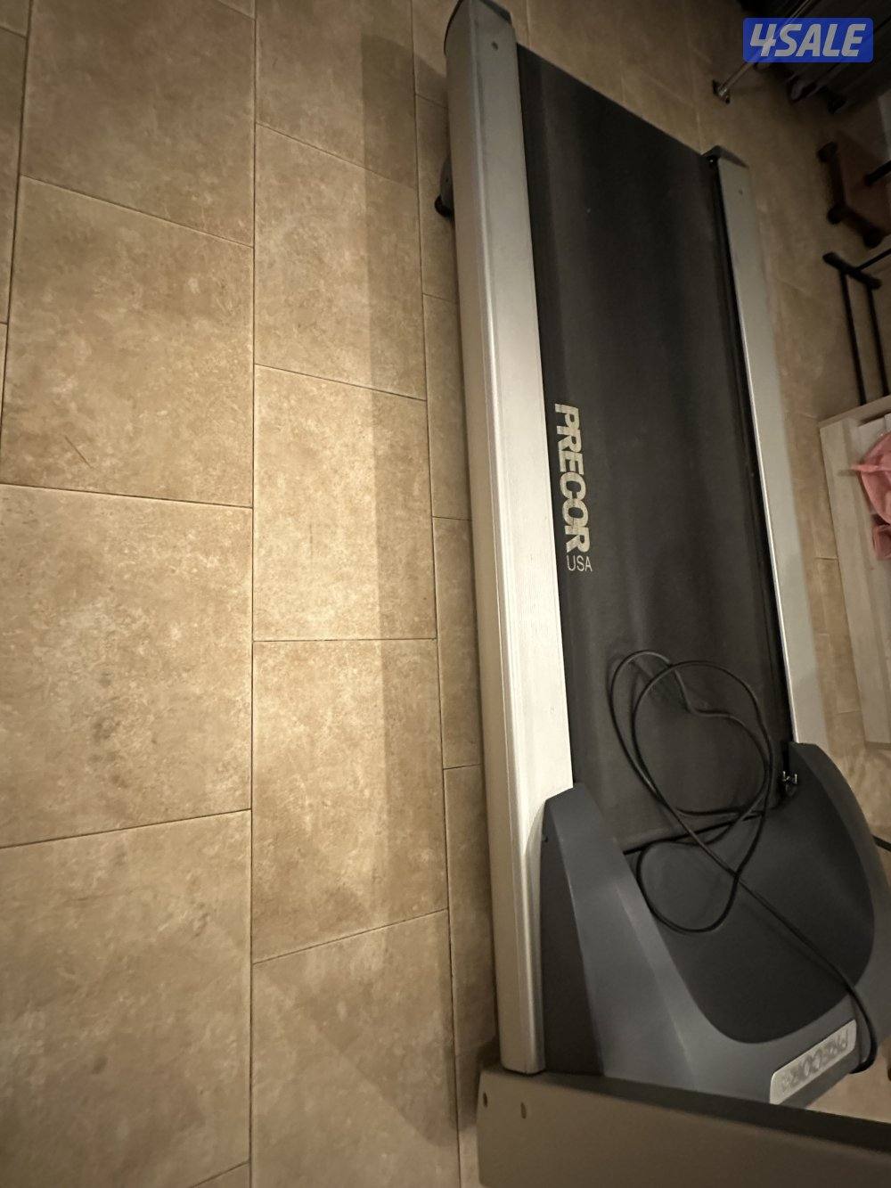 للبيع جهاز مشي وجري USA 932i يتحمل وزن181كجم3