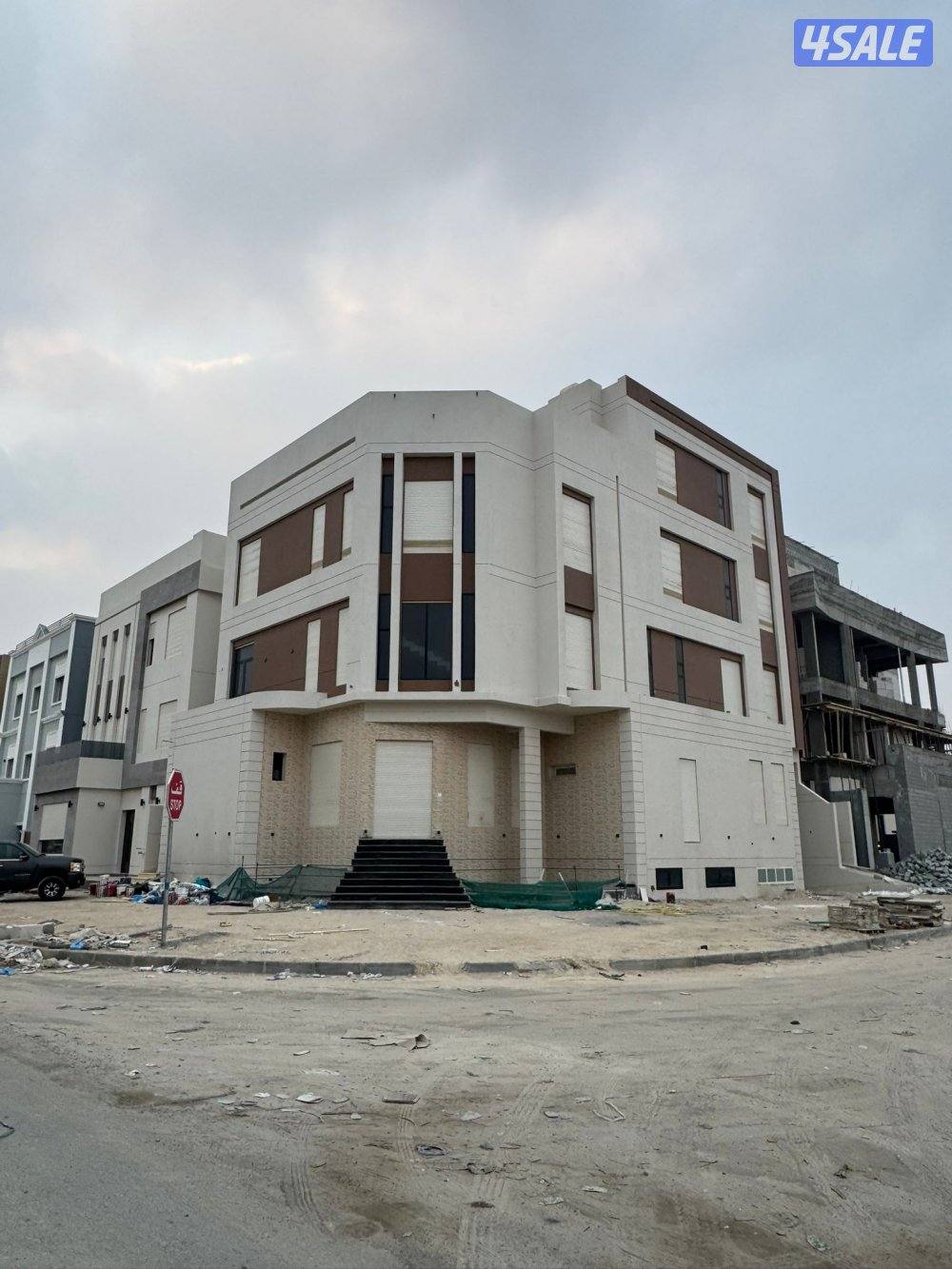 للبيع قسيمة بالمطلاع N10 تتكون من سرداب وثلاث ادوار وربع موقع زاويه1