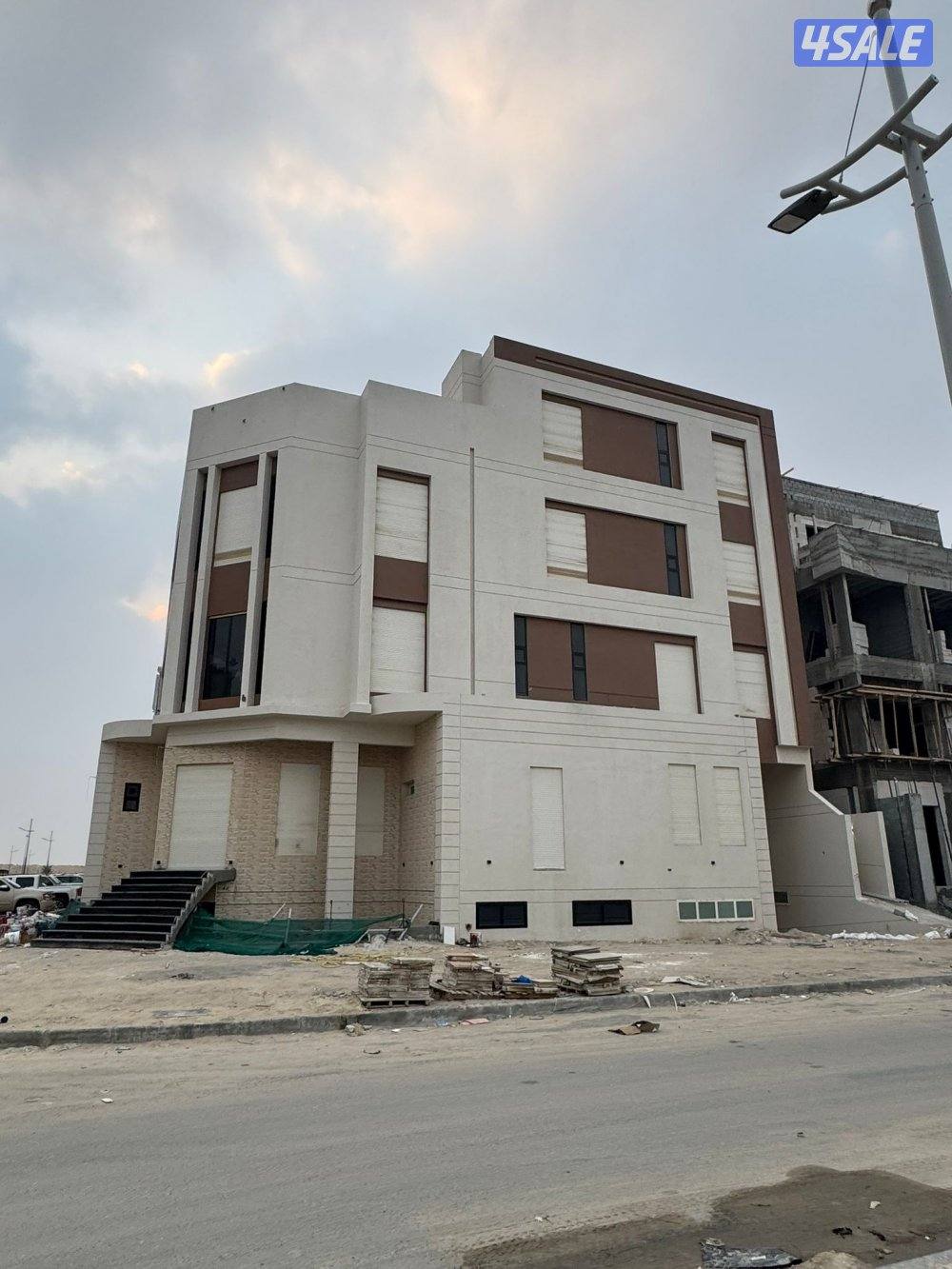 للبيع قسيمة بالمطلاع N10 تتكون من سرداب وثلاث ادوار وربع موقع زاويه4