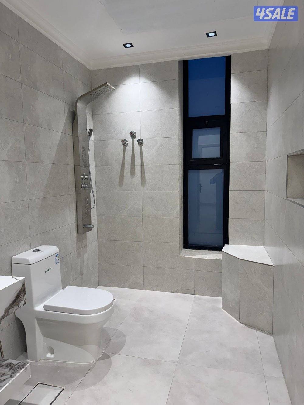 للبيع قسيمة بالمطلاع N10 تتكون من سرداب وثلاث ادوار وربع موقع زاويه6