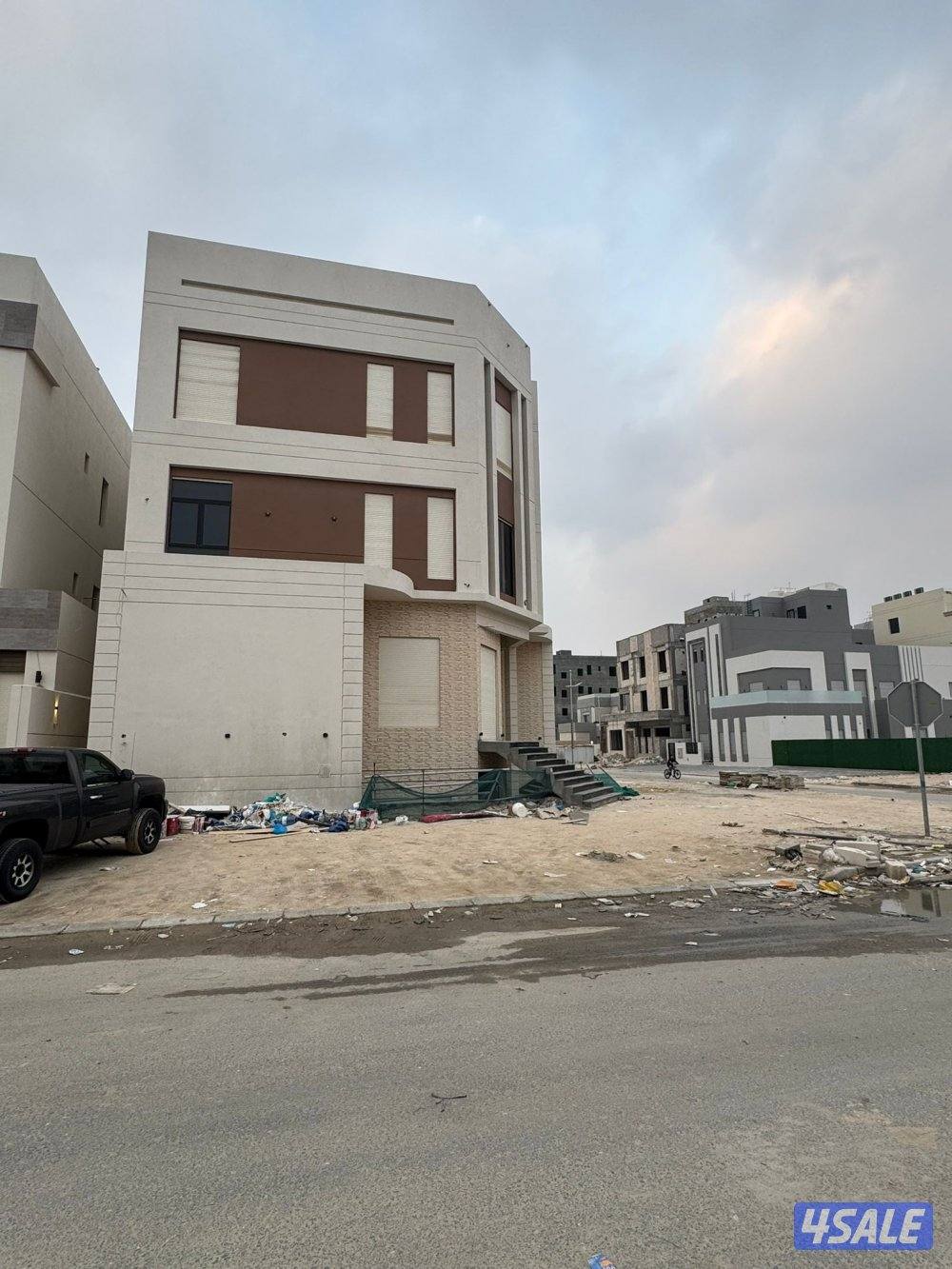 للبيع قسيمة بالمطلاع N10 تتكون من سرداب وثلاث ادوار وربع موقع زاويه10