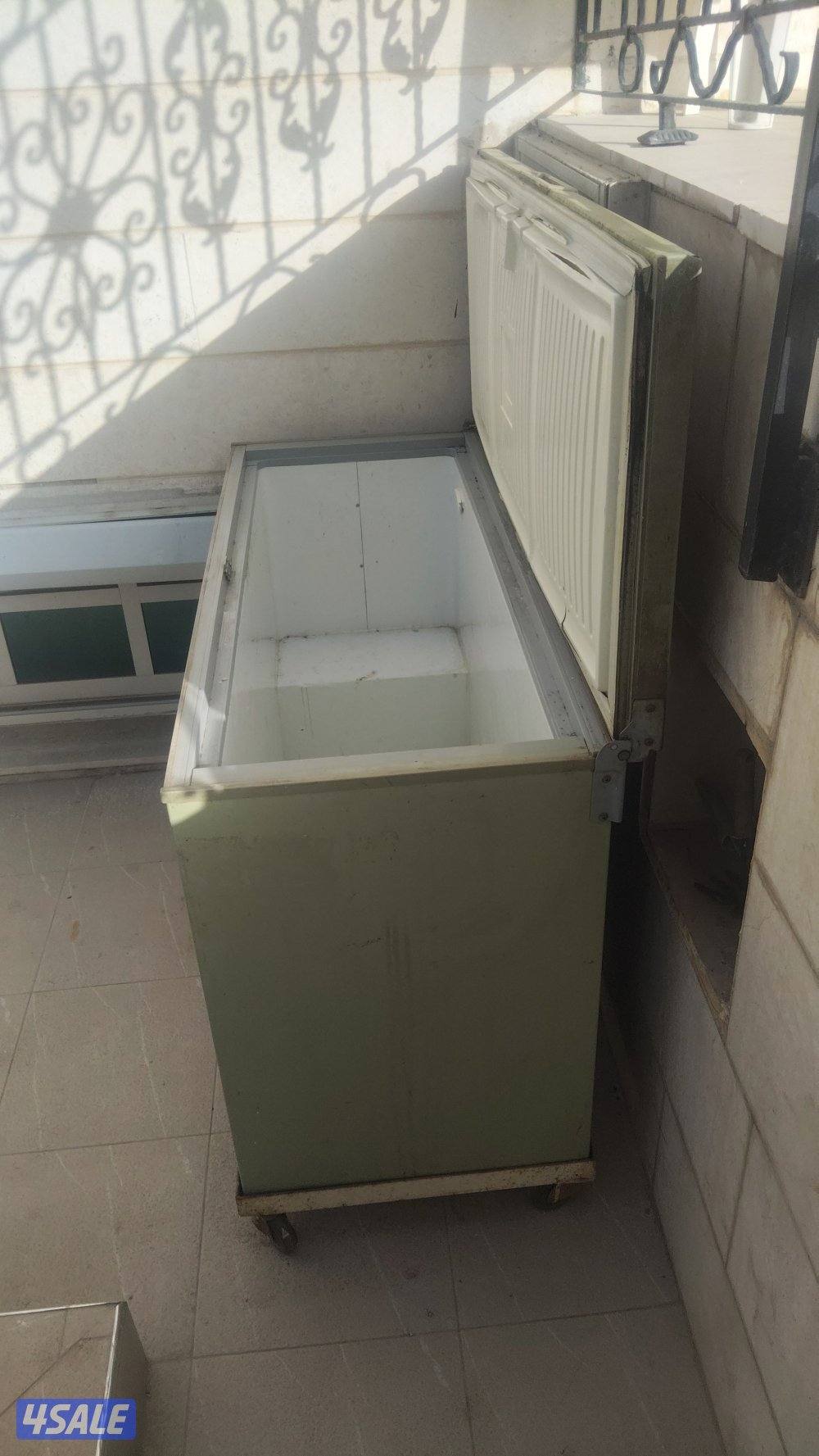 للبيع طاولة وسط و كونسيول استقبال و فريزر و طاولة تلفزيون5