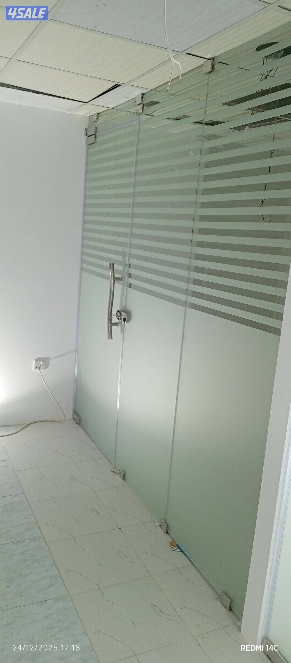 زجاج ومرايا ابواب وشبابيك وطاولات طعام وشاور بكس0