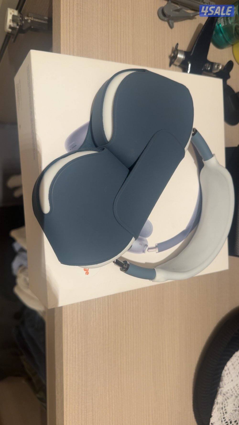 AirPod max Blue with silicone pads0