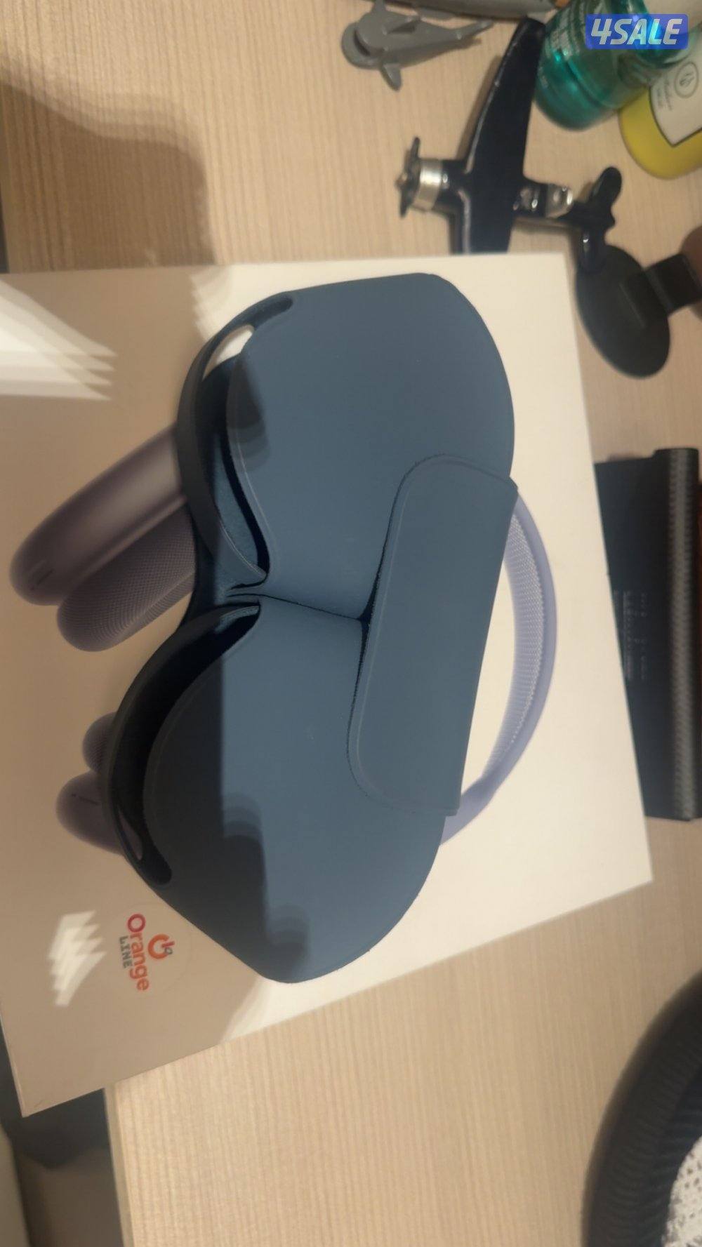 AirPod max Blue with silicone pads2