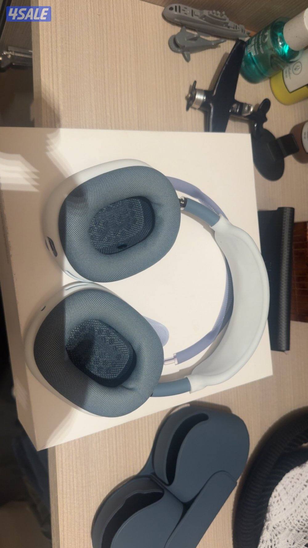 AirPod max Blue with silicone pads3