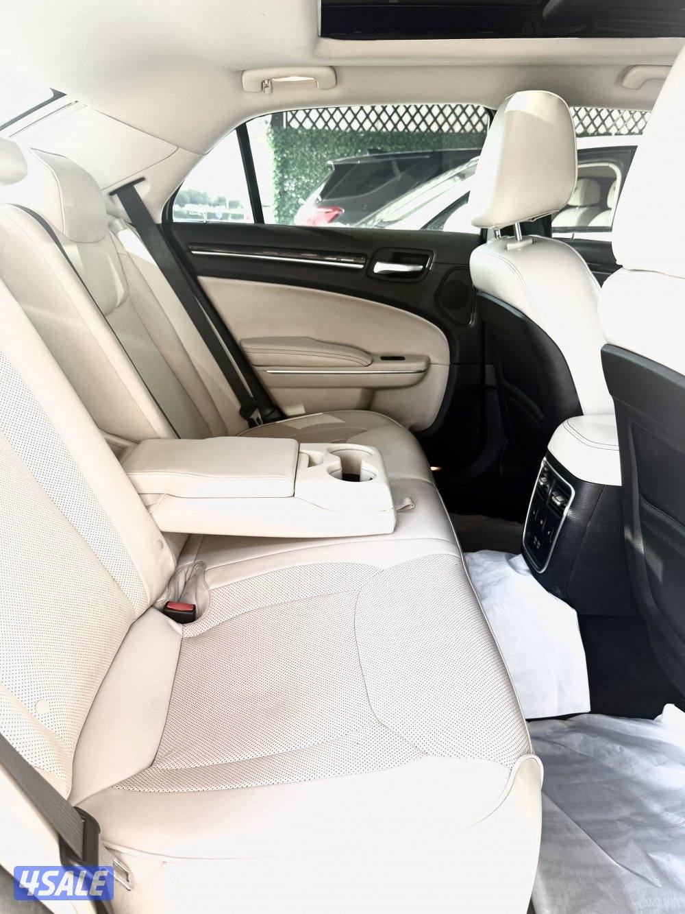 للبيع كرايسلر 2015  لأعلى سعر كامل المواصفات كشنات جلد تبريد وتدفئه2