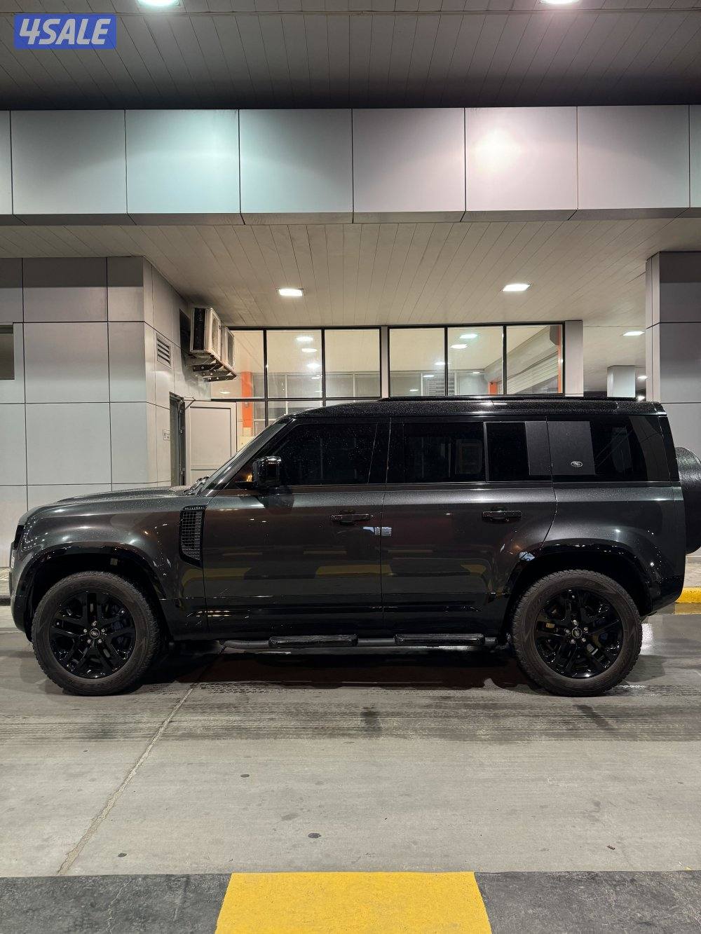 للبيع ديفندر HSE موديل ٢٠٢٤ ماشي ٣٩ سته سلندر اللون كاربثيان0