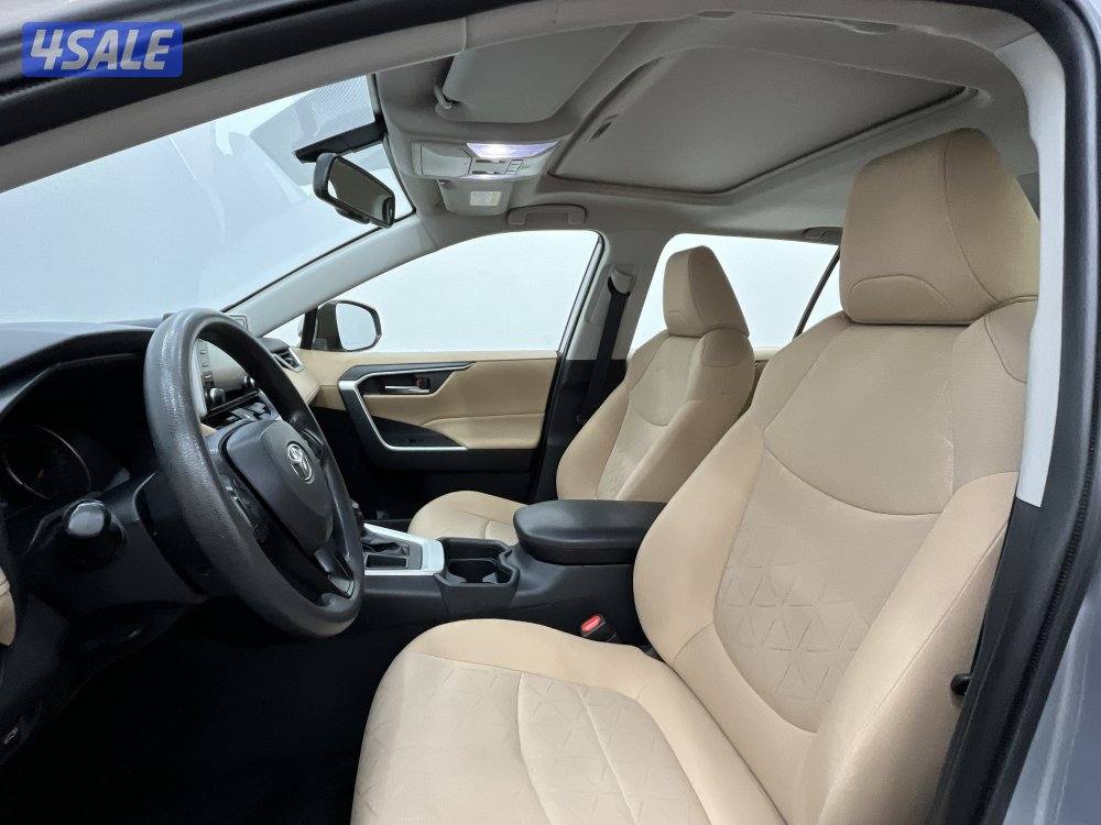 TOYOTA RAV401 4X2 MID OPTION5