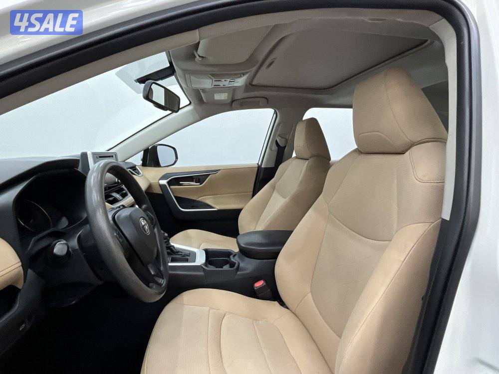 TOYOTA RAV401 4X2 MID OPTION5