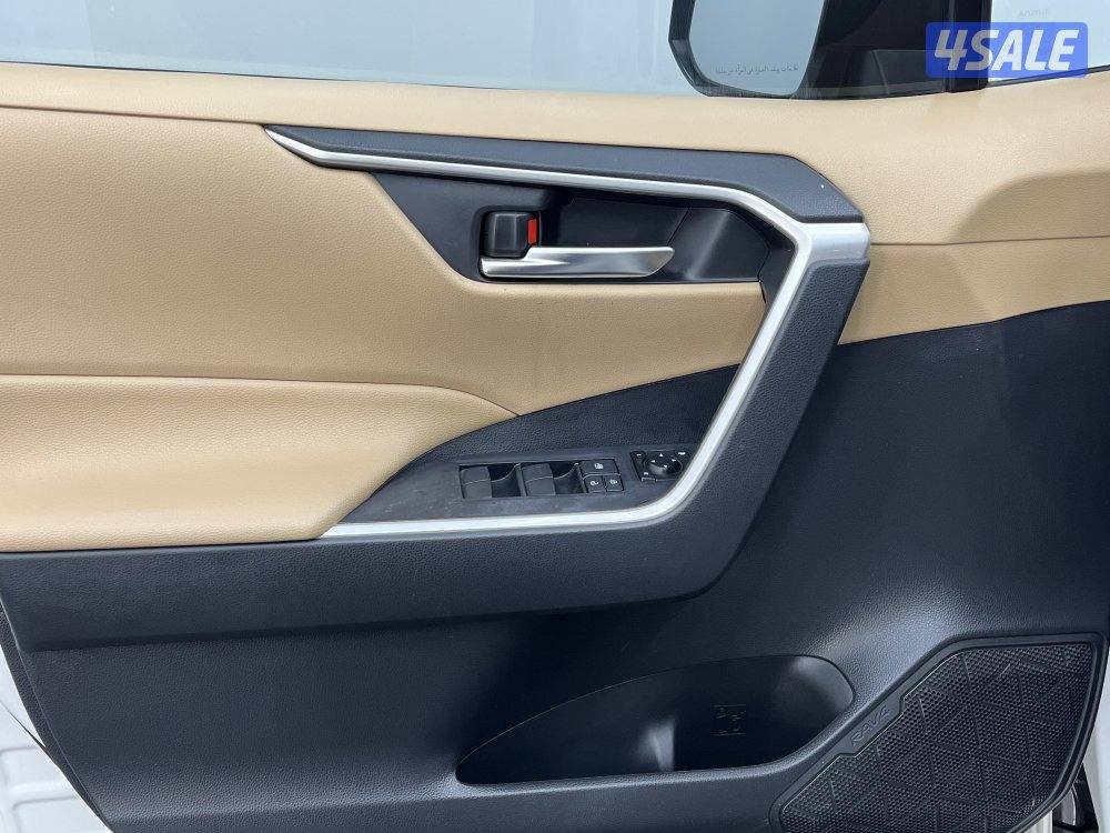 TOYOTA RAV401 4X2 MID OPTION10