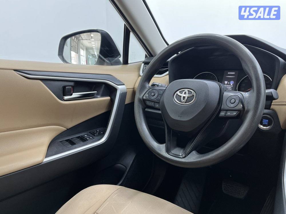 TOYOTA RAV401 4X2 MID OPTION12