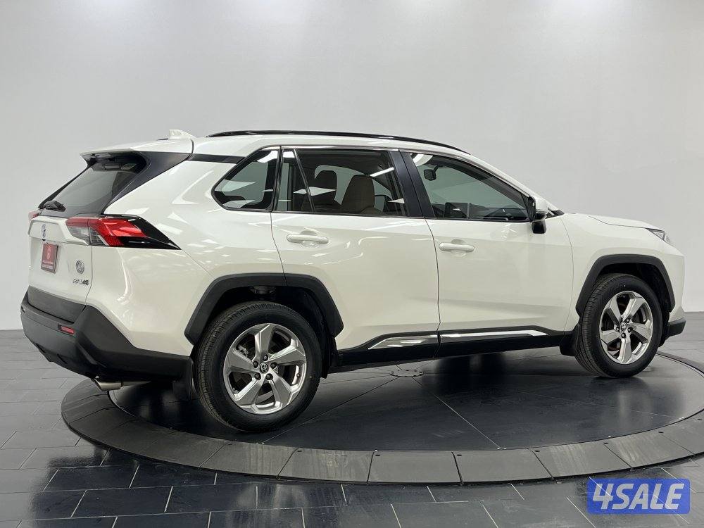 TOYOTA RAV401 4X2 MID OPTION14