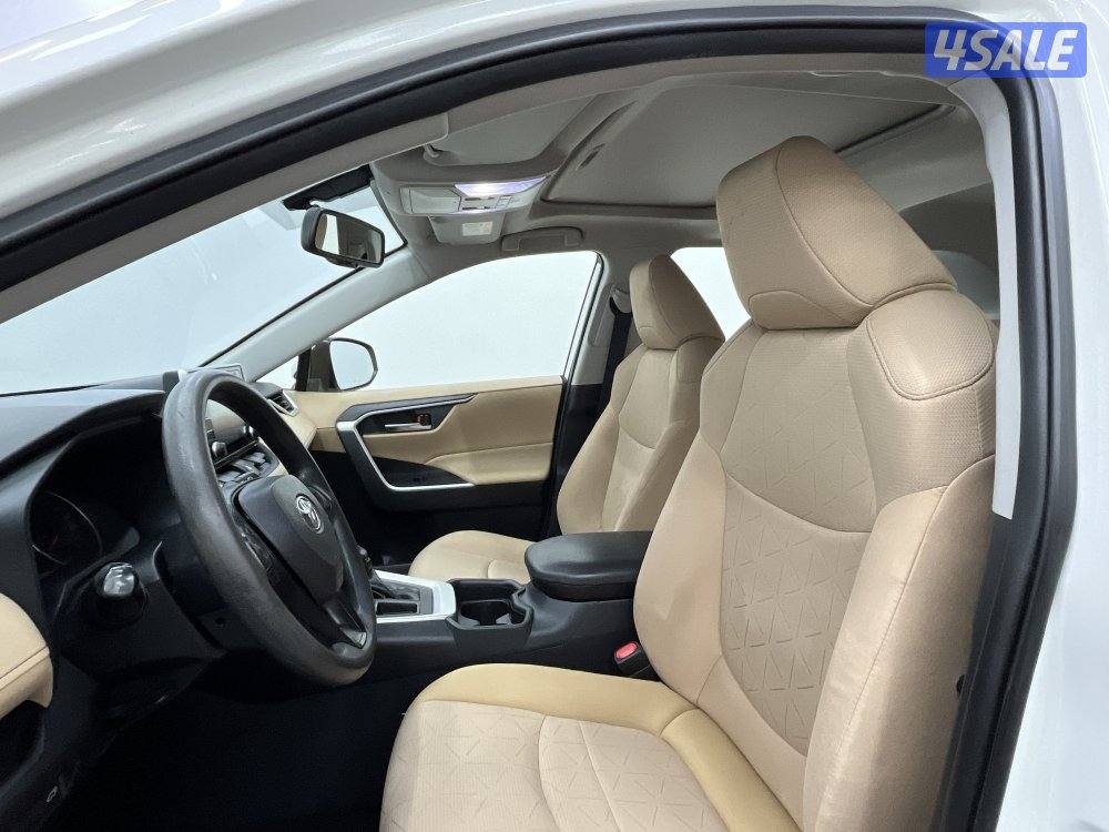 TOYOTA RAV401 4X2 MID OPTION5