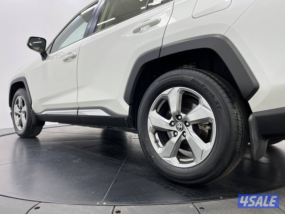 TOYOTA RAV401 4X2 MID OPTION9
