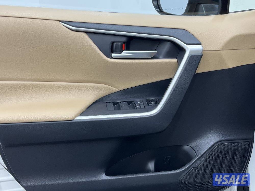 TOYOTA RAV401 4X2 MID OPTION10