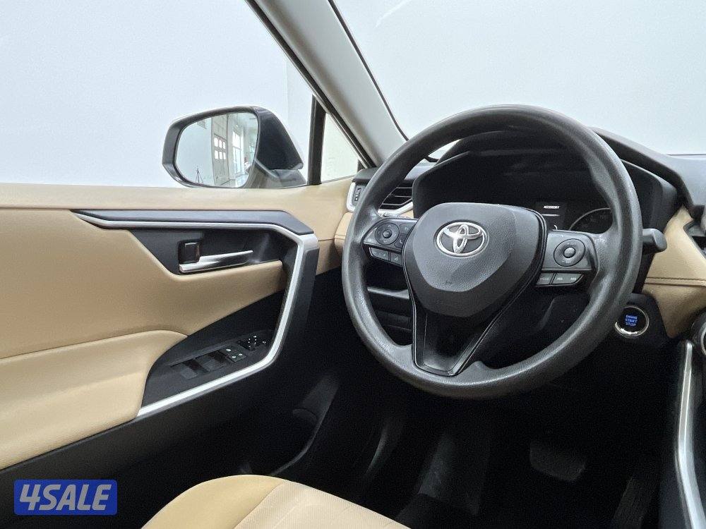 TOYOTA RAV401 4X2 MID OPTION12
